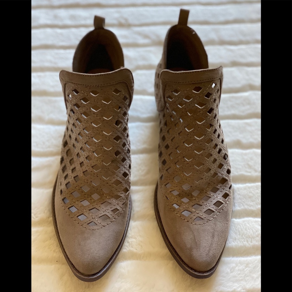 Target Mossimo Lattice Ankle bootie. Sz 10